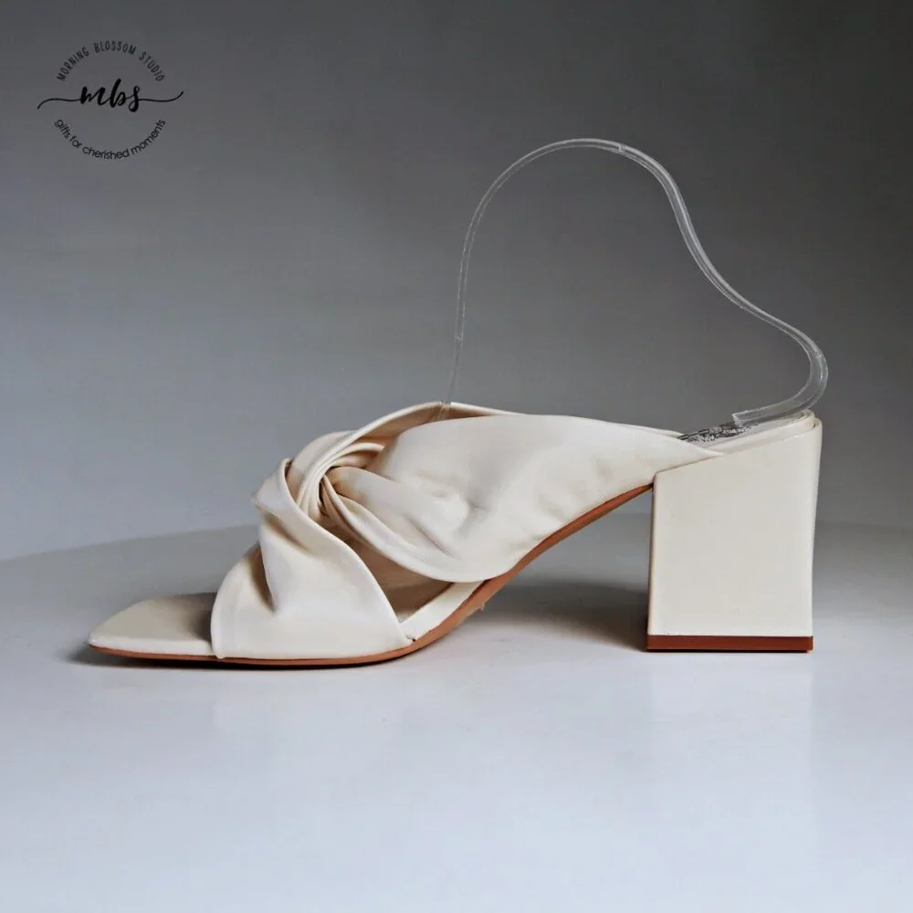 NWT Vince Camuto Jenabie‎ Leather Block Heel Sandals Cream Women 11